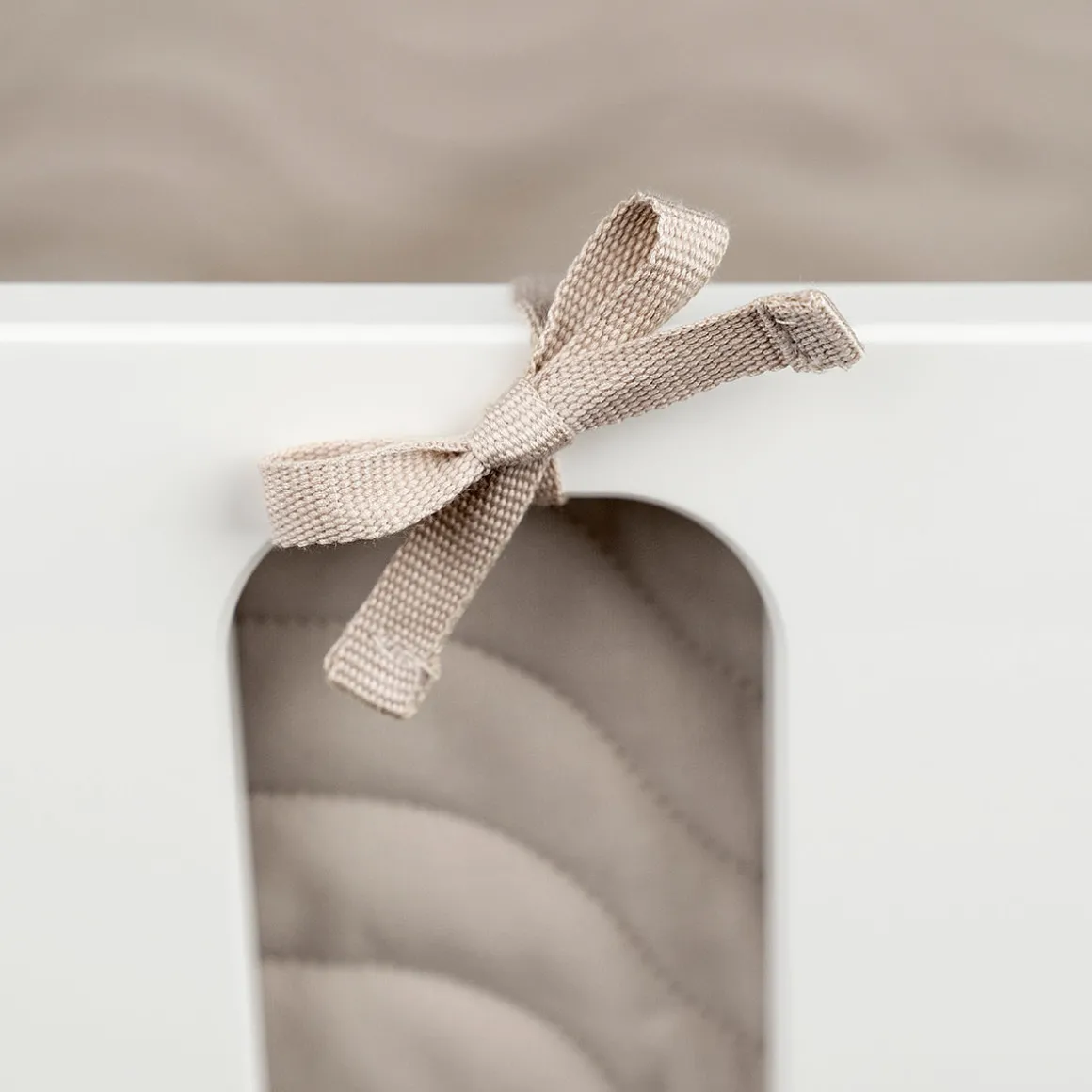 Quilted bed bumper with strings - Waves - Mustard
